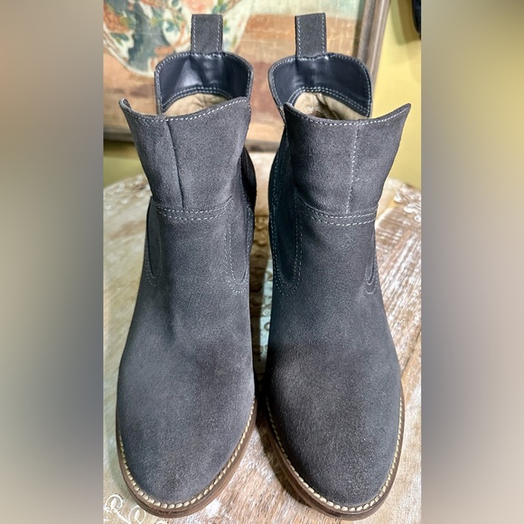 EUC Blondo “Irving” Waterproof Gray Suede Wedge Heeled Ankle Boots. Size 7 - Picture 7 of 14